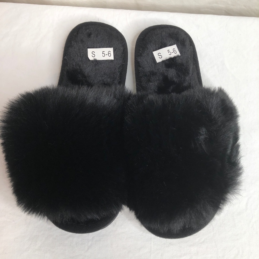 Black furry slippers - women’s size 5/6 -Brand NEW - Picture 2 of 5